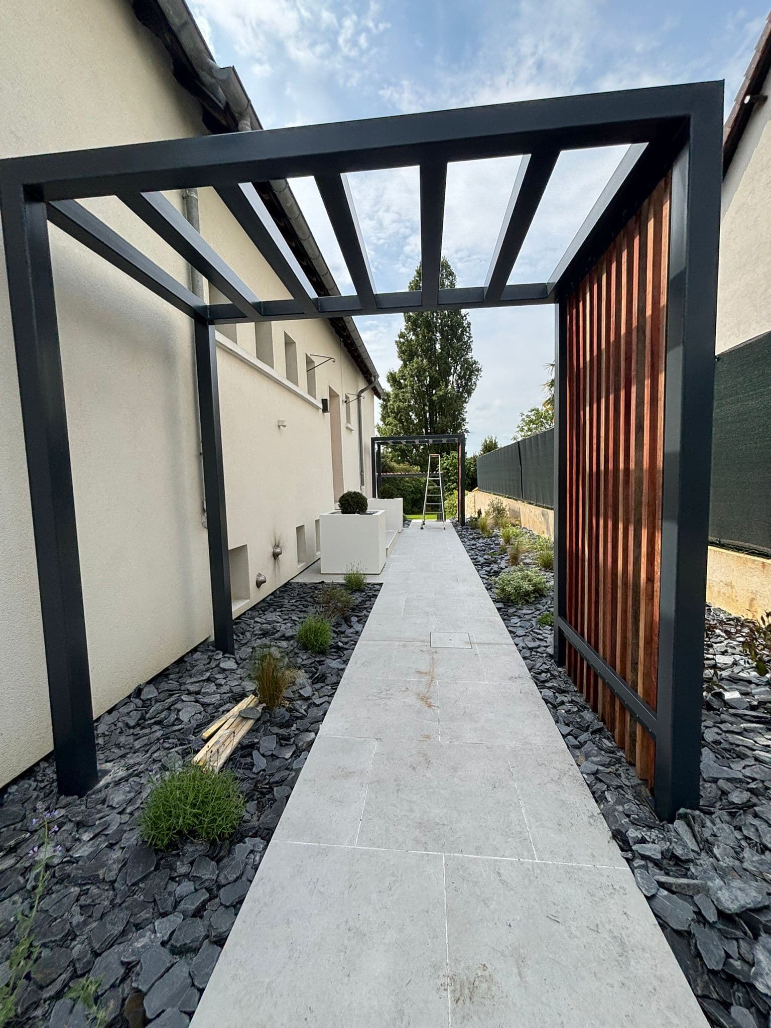 Pergola métallique sur-mesure adossée à une villa